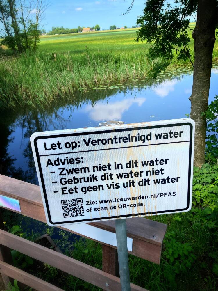 Warning sign: contaminated water (PFAS)