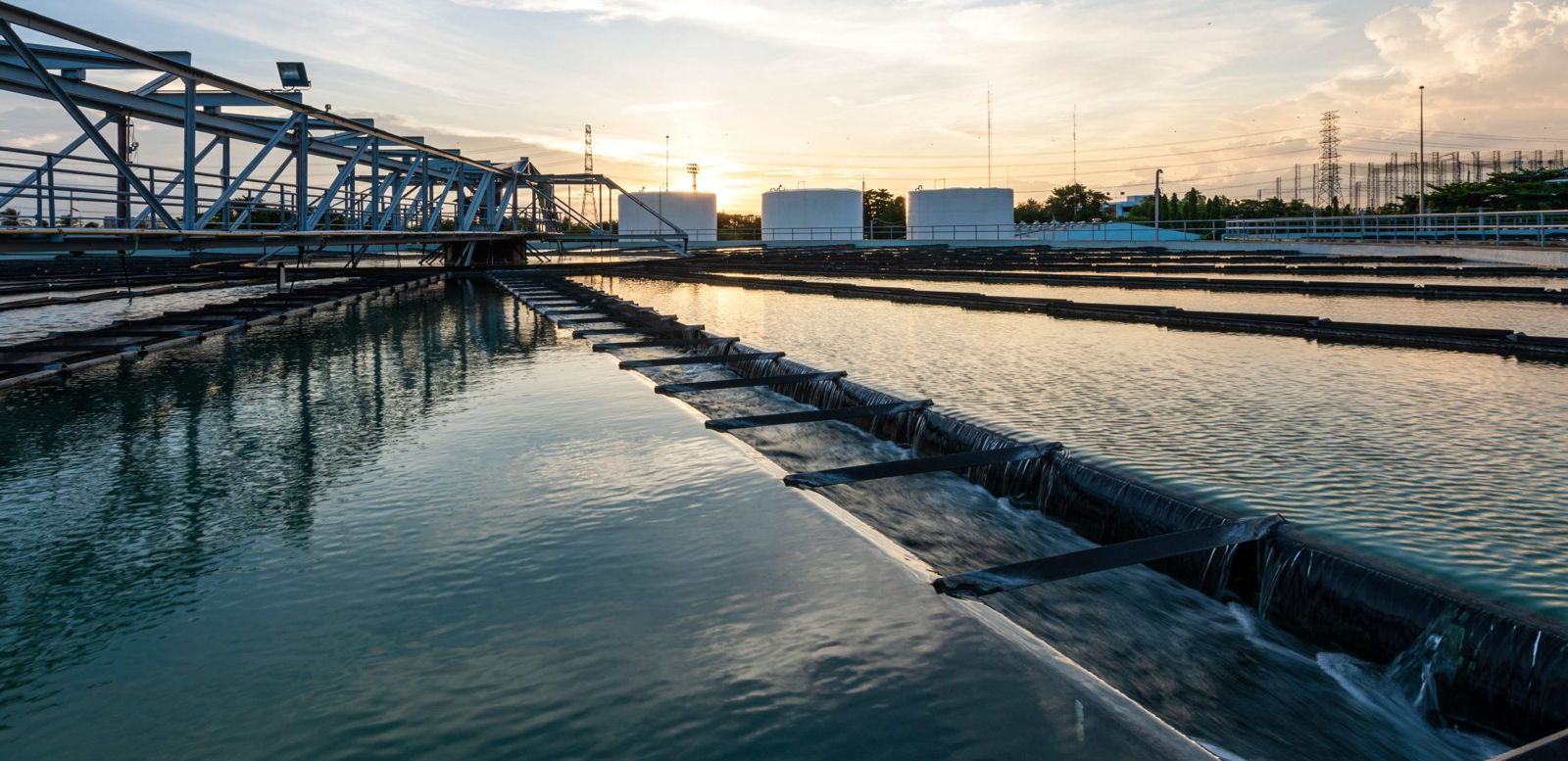 Waterzuiveringsinstallatie bij avondlicht